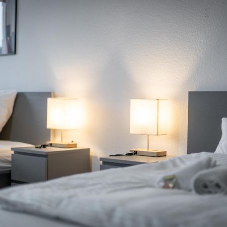 Einfach Aber Sehr Komfortabel - Wohnung Fuer 6 Personen - 2Xwc - Grupen, Messe, Monteure, Studenten - Voll Ausgestattet - 6 Betten 140X200Cm Hochwertig, 3 Smart-Tv 55 Zoll Netflix, 1000 Mbit Wlan, Voll Ausgestattete Kueche Duisburg Buitenkant foto