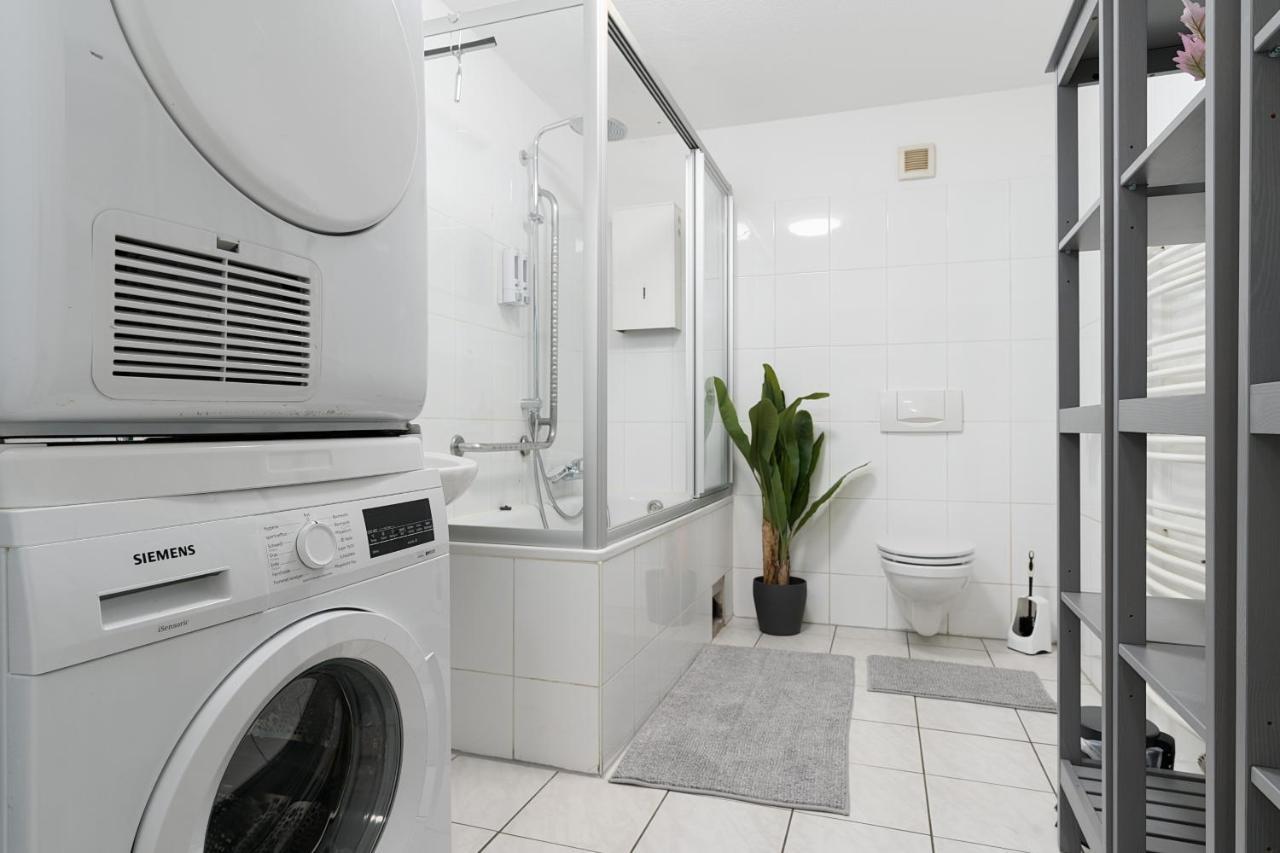 Einfach Aber Sehr Komfortabel - Wohnung Fuer 6 Personen - 2Xwc - Grupen, Messe, Monteure, Studenten - Voll Ausgestattet - 6 Betten 140X200Cm Hochwertig, 3 Smart-Tv 55 Zoll Netflix, 1000 Mbit Wlan, Voll Ausgestattete Kueche Duisburg Buitenkant foto