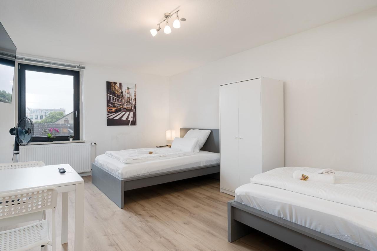 Einfach Aber Sehr Komfortabel - Wohnung Fuer 6 Personen - 2Xwc - Grupen, Messe, Monteure, Studenten - Voll Ausgestattet - 6 Betten 140X200Cm Hochwertig, 3 Smart-Tv 55 Zoll Netflix, 1000 Mbit Wlan, Voll Ausgestattete Kueche Duisburg Buitenkant foto